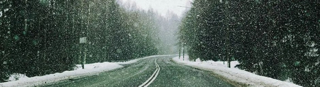 ¿Cuáles son las recomendaciones y precauciones para el uso de drones cuando se avecinan lluvia y nieve?